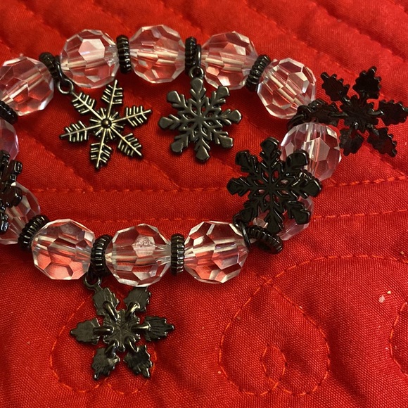Super cute Claire’s snowflake bracelet, new with tags - Picture 2 of 3